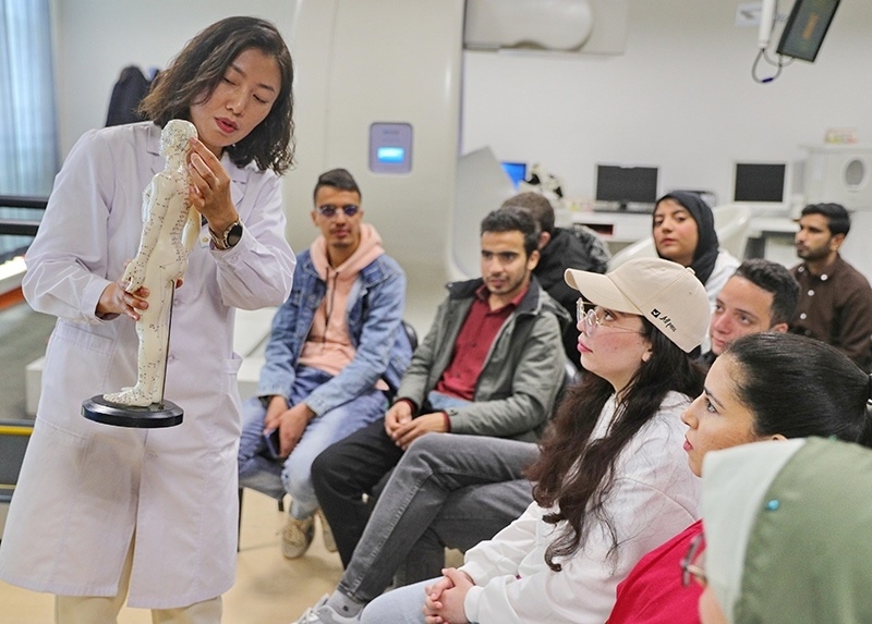 2023年4月19日，河北省秦皇島市中醫(yī)醫(yī)院醫(yī)務(wù)工作者為燕山大學(xué)外國留學(xué)生講解中醫(yī)經(jīng)絡(luò)知識。