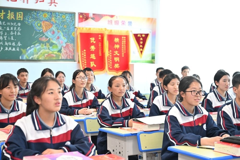 2024年6月18日，果洛西寧民族中學(xué)學(xué)生在上課。