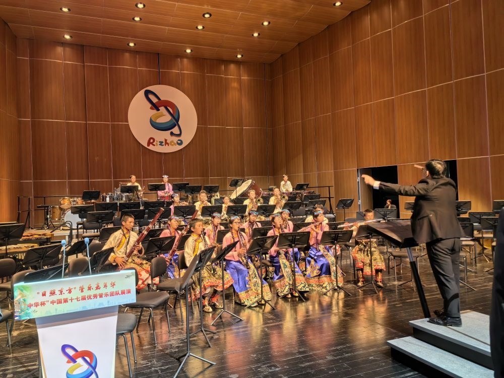 5月4日，來自果洛西寧民族中學(xué)的果洛州青少年管樂團(tuán)在山東省日照市演出。