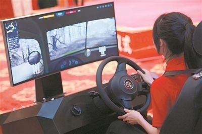 圖為廣西師范大學(xué)學(xué)生羅曉瑩體驗(yàn)沉浸式紅色愛國主義教育產(chǎn)品。受訪者供圖