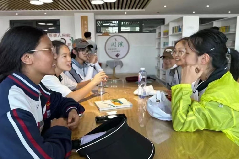 2023年7月10日，在果洛西寧民族中學(xué)，上海市大同中學(xué)學(xué)生（右）與果洛西寧民族中學(xué)學(xué)生交流。新華社發(fā)（果洛州教育局供圖）