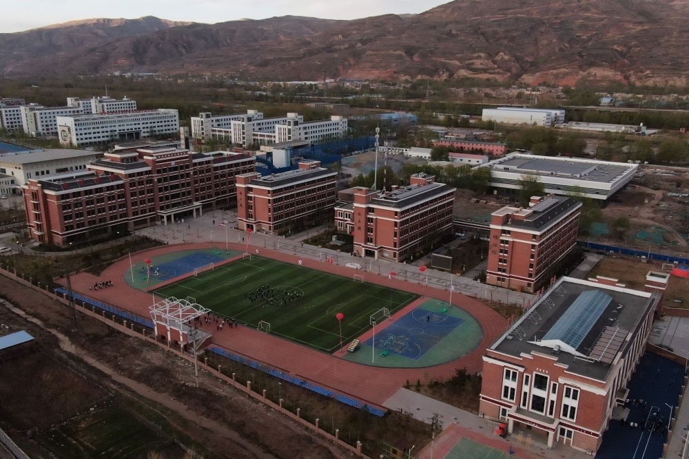 2021年4月28日拍攝的果洛西寧民族中學(xué)（無(wú)人機(jī)照片）。