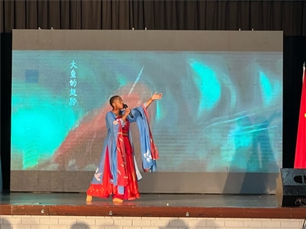 一等獎(jiǎng)獲得者彩翼進(jìn)行才藝表。（圖片來源：孔子課堂）