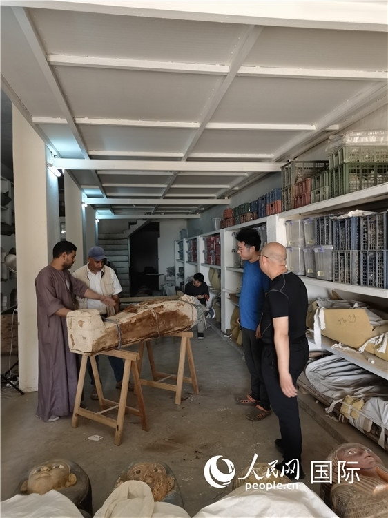 圖為中埃薩卡拉新出土文物數(shù)字化調查與研究項目團隊在工作現(xiàn)場。