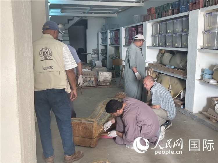 圖為中埃薩卡拉新出土文物數(shù)字化調查與研究項目團隊在工作現(xiàn)場。薛江攝