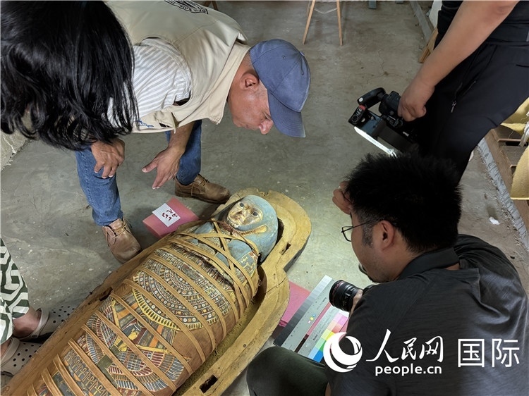 圖為中埃薩卡拉新出土文物數(shù)字化調查與研究項目團隊在工作現(xiàn)場。薛江攝