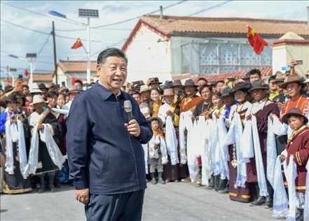 2021年6月7日至9日，習近平總書記在青?？疾臁＿@是8日下午，習近平在海北藏族自治州剛察縣沙柳河鎮(zhèn)果洛藏貢麻村考察時，同村民們親切交流。新華社記者 謝環(huán)馳 攝