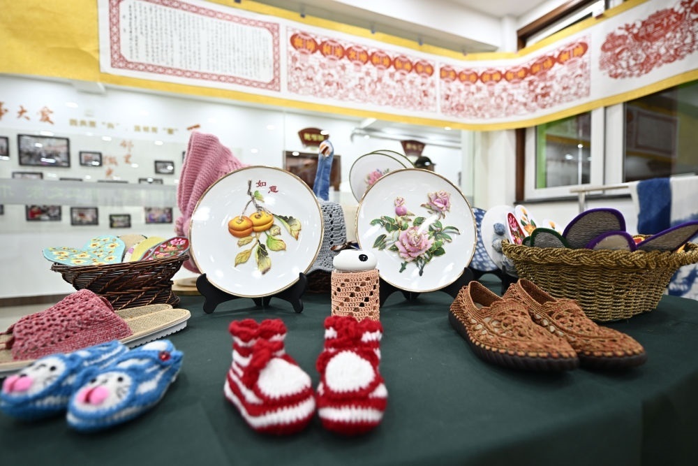 長(zhǎng)城花園社區(qū)居民制作的手工藝品（6月19日攝）。