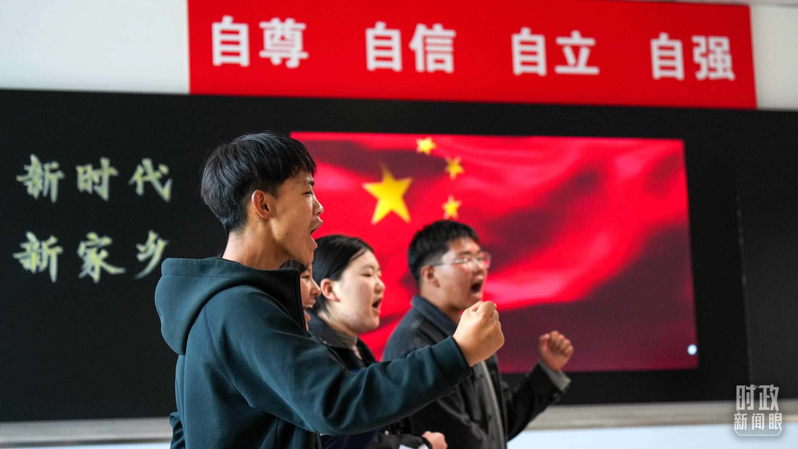 △果洛西寧民族中學(xué)高一（1）班的“新時(shí)代、新家鄉(xiāng)”主題思政課。（總臺(tái)央視記者許永松、國廣記者李晉拍攝）