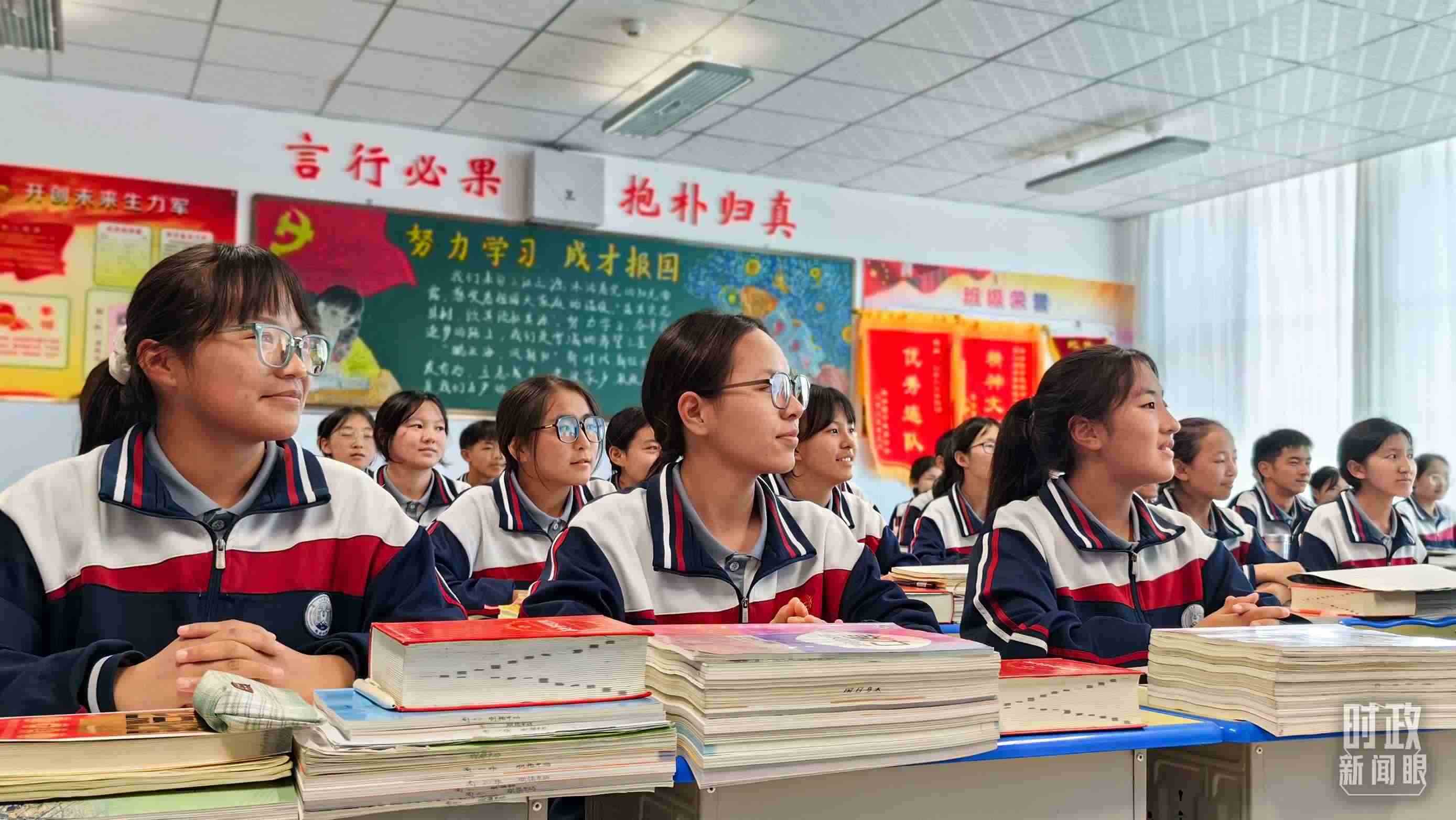 △果洛西寧民族中學(xué)高一（1）班的“新時(shí)代、新家鄉(xiāng)”主題思政課。（總臺(tái)央視記者段德文拍攝）
