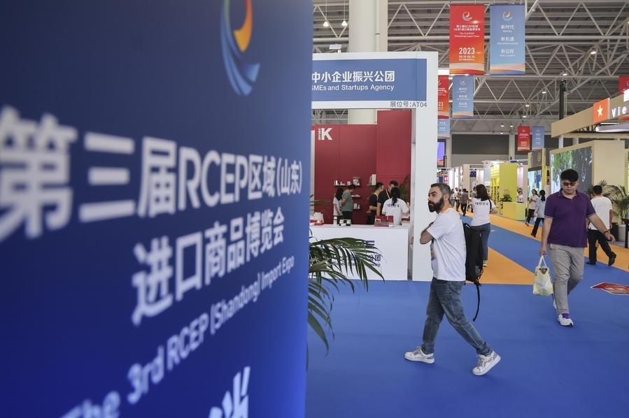 2023年8月18日，人們?cè)诘谌龑肦CEP區(qū)域（山東）進(jìn)口商品博覽會(huì)上參觀。新華社發(fā)（許傳寶 攝）
