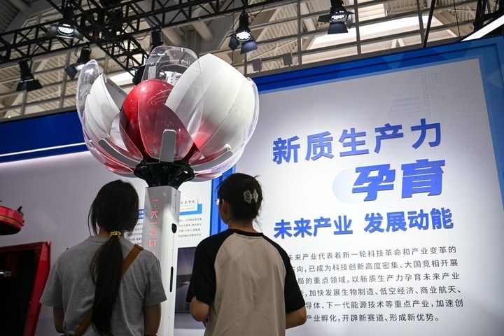 6月20日，與會(huì)者參觀天津云圣智能科技有限責(zé)任公司展區(qū)展出的“圣·寶蓮燈”全自主無人機(jī)巡檢系統(tǒng)。新華社記者 孫凡越 攝