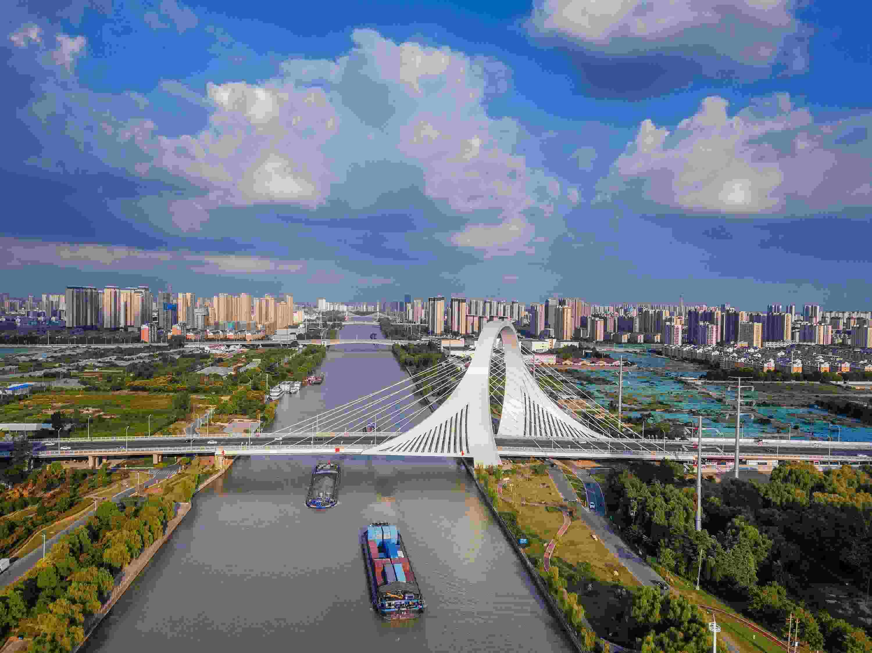 2022年9月12日，幾艘船舶行駛在江蘇淮安運(yùn)河大橋附近。