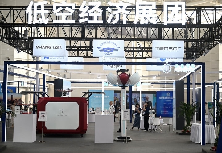 6月20日，參觀者在博覽會(huì)低空經(jīng)濟(jì)展團(tuán)參觀。新華社記者 趙子碩 攝