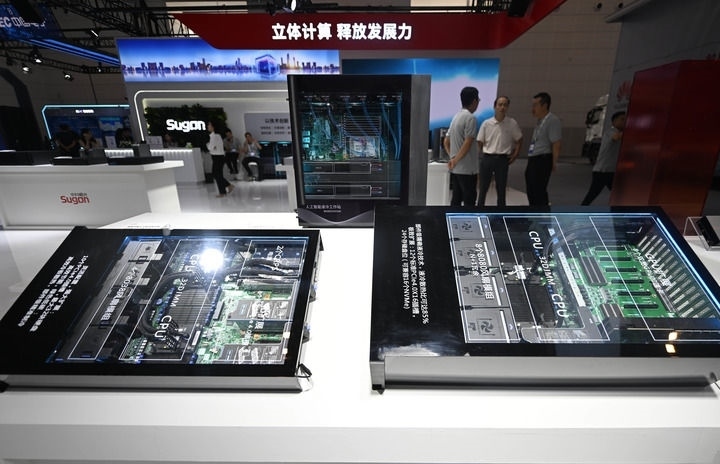 這是6月20日在博覽會(huì)上拍攝的中科曙光展區(qū)的一臺(tái)人工智能服務(wù)器。新華社記者 趙子碩 攝