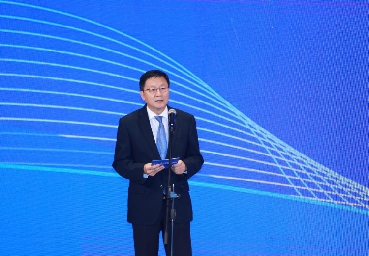 中國(guó)網(wǎng)總編輯王曉輝主持論壇。中國(guó)外文局供圖