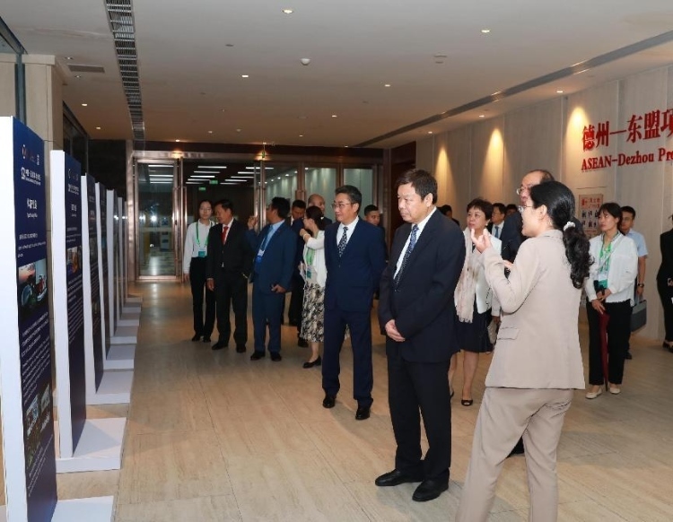 與會(huì)嘉賓參觀圖片展。中國(guó)外文局供圖