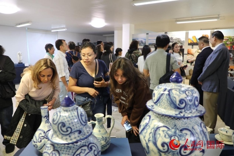 在展覽現(xiàn)場(chǎng)，觀眾們駐足欣賞德化瓷和墨西哥彩瓷。人民網(wǎng) 埃內(nèi)斯托·多明戈斯攝