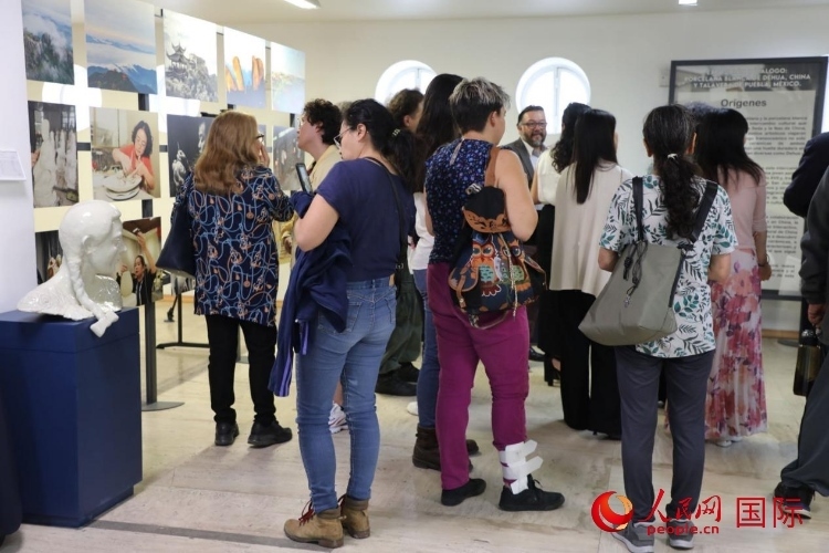 在展覽現(xiàn)場(chǎng)，觀眾們駐足欣賞德化白瓷和墨西哥彩瓷。人民網(wǎng) 埃內(nèi)斯托·多明戈斯攝