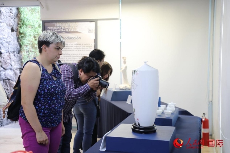 在展覽現(xiàn)場(chǎng)，觀眾們駐足欣賞德化白瓷和墨西哥彩瓷。人民網(wǎng) 埃內(nèi)斯托·多明戈斯攝