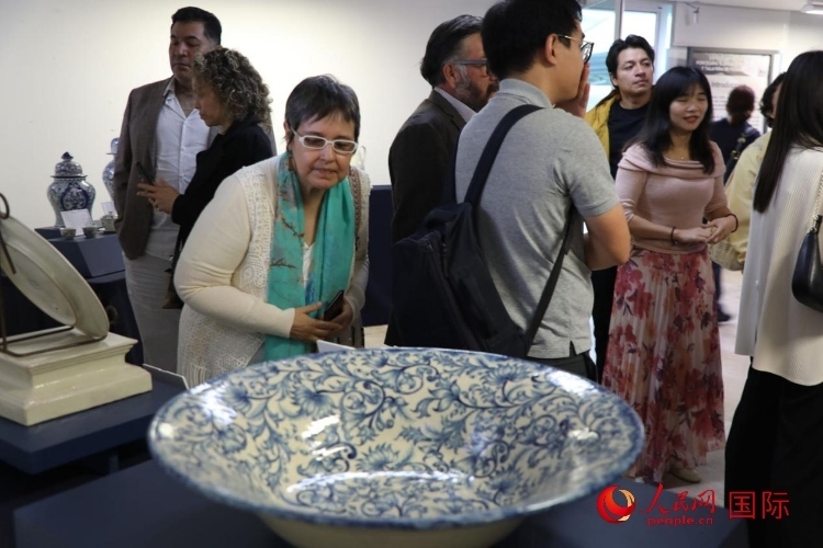 在展覽現(xiàn)場(chǎng)，觀眾們駐足欣賞德化白瓷和墨西哥彩瓷。人民網(wǎng) 埃內(nèi)斯托·多明戈斯攝