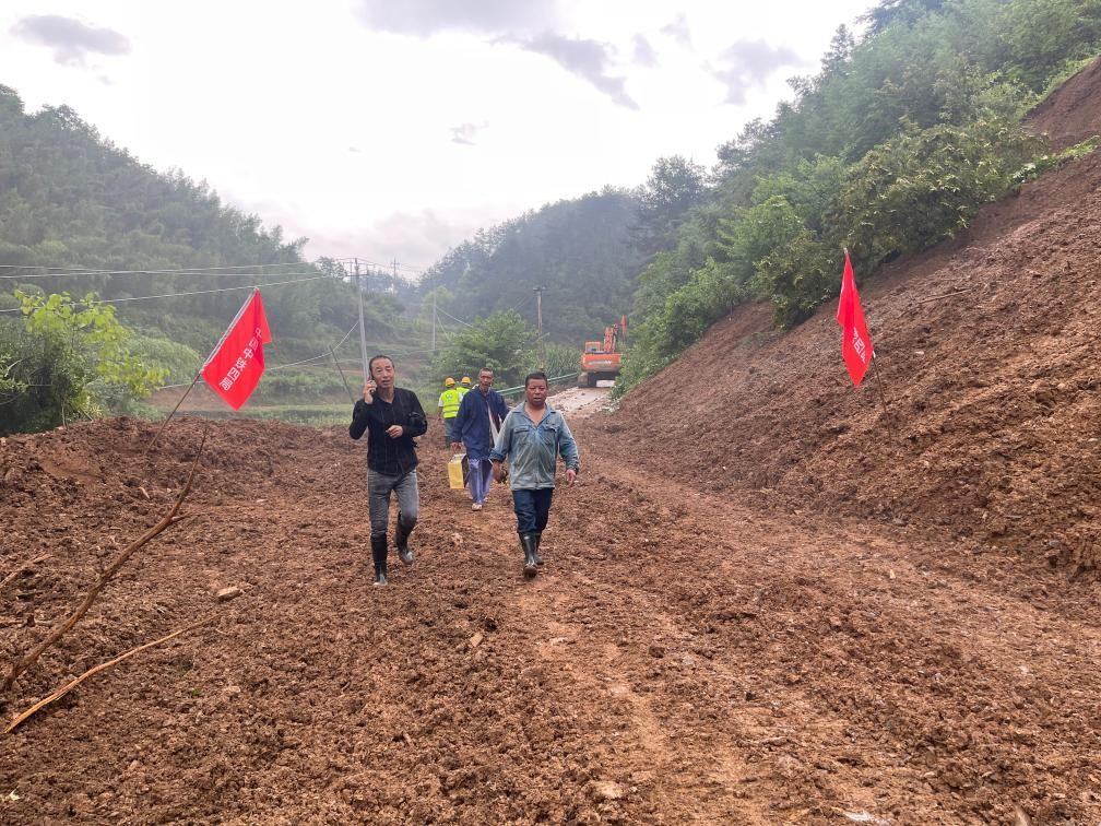 6月22日，木石里008縣道最后一個塌方點搶通。（受訪者供圖）