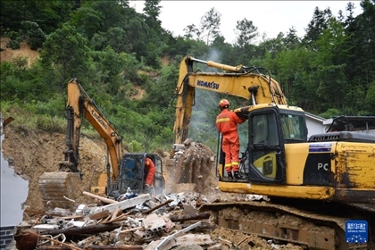 6月23日，救援人員在魚市鎮(zhèn)斗溪村龍?zhí)两M山體滑坡現(xiàn)場(chǎng)開展救援工作。新華社記者 陳振海 攝