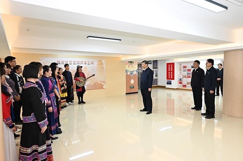 2023年12月14日，習(xí)近平總書記在廣西南寧市良慶區(qū)蟠龍社區(qū)黨群服務(wù)中心文體活動(dòng)室同社區(qū)居民親切交流。