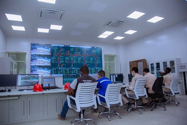 剛果（金）布桑加水電站攔河大壩泄洪。中鐵資源集團供圖 