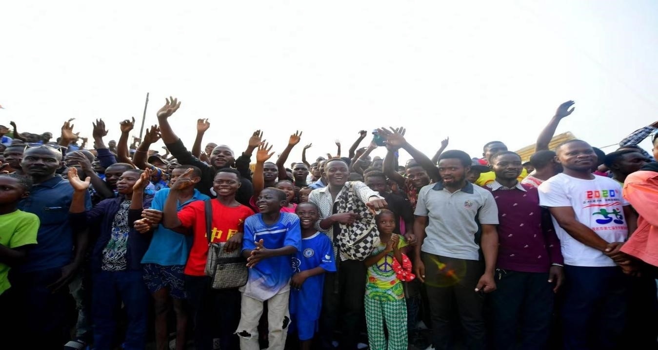 剛果(金)首都金沙薩環(huán)線公路項目開工儀式上的當地群眾