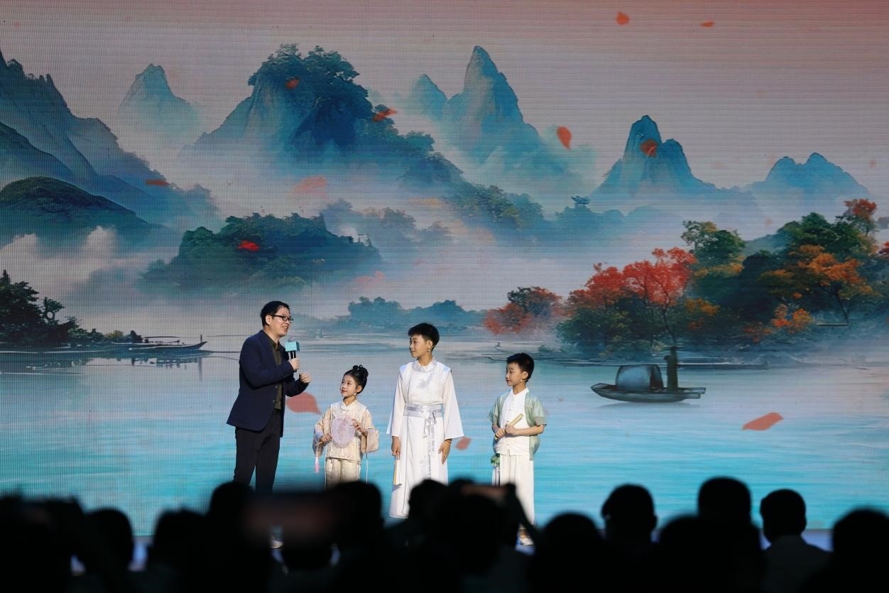 南京師范大學(xué)教授酈波（左一）與2024中國(guó)詩(shī)詞大會(huì)選手張可兒（左二）、姜敬曦（右二），揚(yáng)州市邗江區(qū)實(shí)驗(yàn)學(xué)校蔣王小學(xué)學(xué)生陸俊屹（右一）趣談大運(yùn)河詩(shī)詞文化。