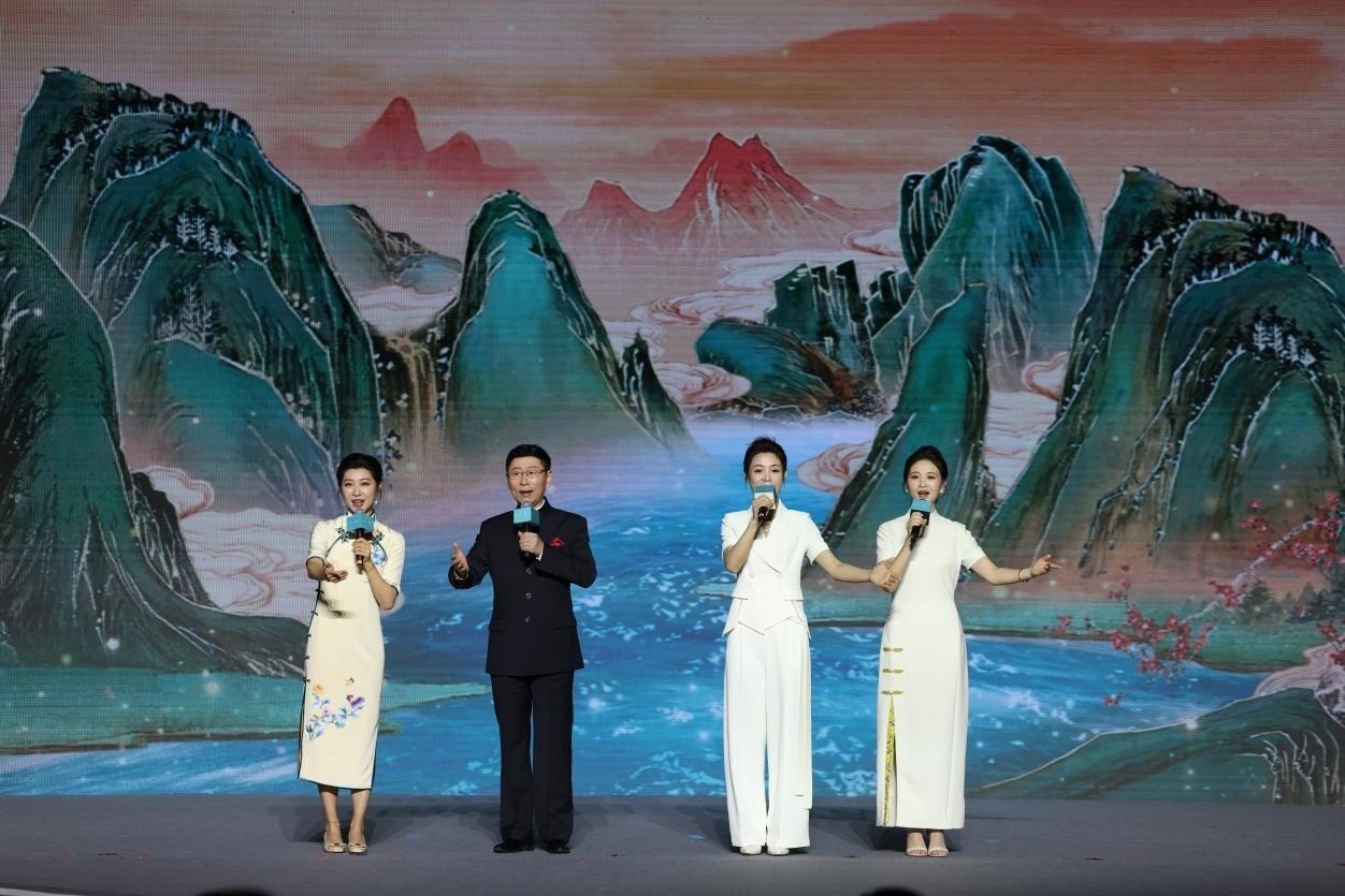 國(guó)家一級(jí)演員、京劇表演藝術(shù)家王平（左二），國(guó)家一級(jí)演員、南京藝術(shù)學(xué)院教授單雯（左一），浙江小百花越劇團(tuán)青年演員陳麗君（右二）、何青青（右一）同臺(tái)唱響千年運(yùn)河情。