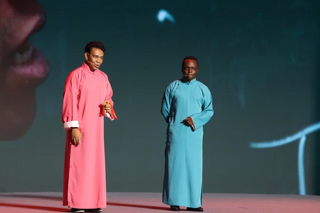 來(lái)自馬達(dá)加斯加的北京外國(guó)語(yǔ)大學(xué)教師唐磊（左）和來(lái)自肯尼亞的天津師范大學(xué)博士生孔愛(ài)凱（右）說(shuō)唱大運(yùn)河。