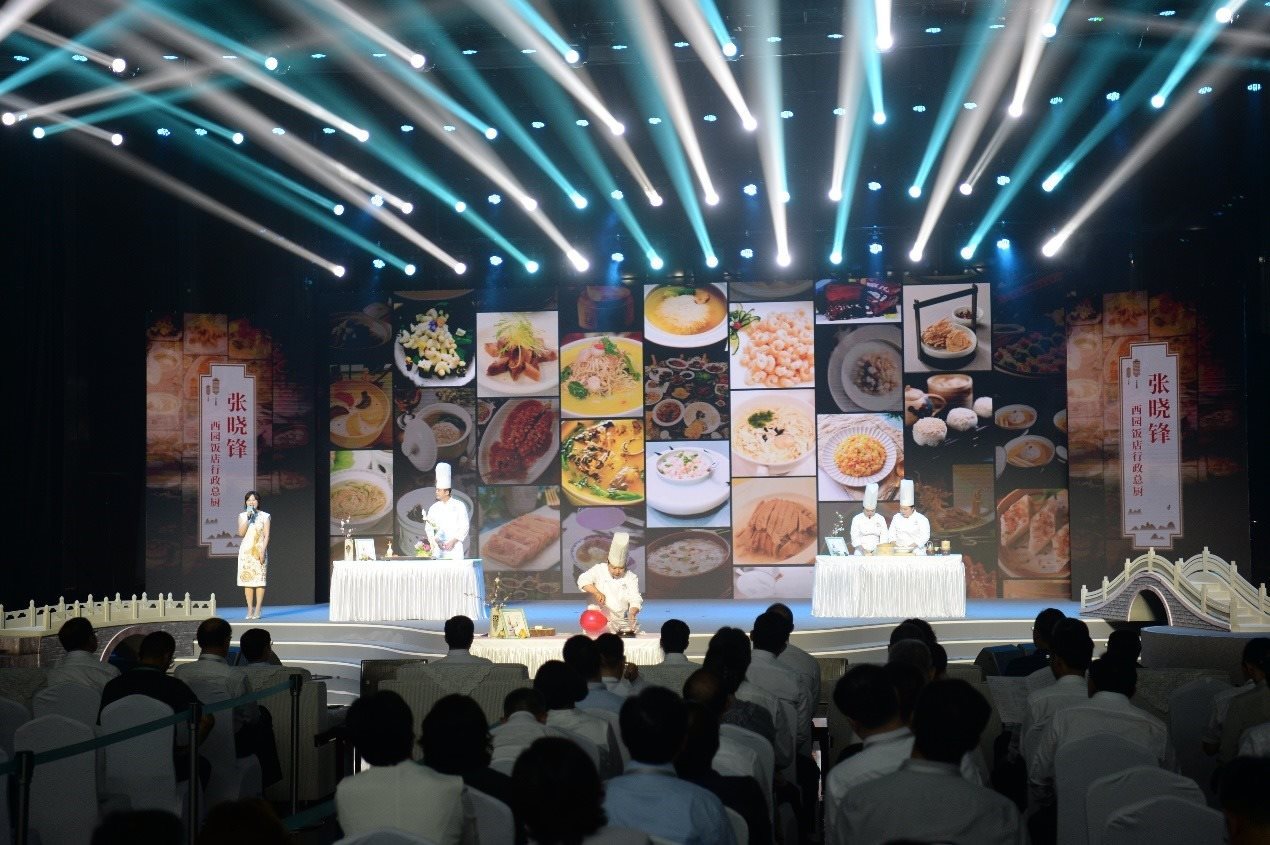 花園國(guó)際大酒店廚師長(zhǎng)朱燾、西園飯店行政總廚張曉鋒、冶春面點(diǎn)總廚倪秋香、冶春面點(diǎn)制作技藝第五代傳人陳詩(shī)雅展示淮揚(yáng)菜絕技。