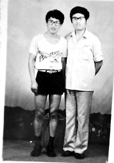 薛其坤（左）與大學同學合影。