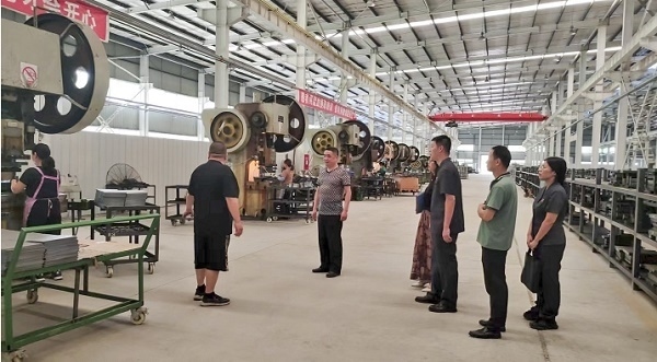 大渡口區(qū)法院法官回訪已盤活的被執(zhí)行企業(yè)。