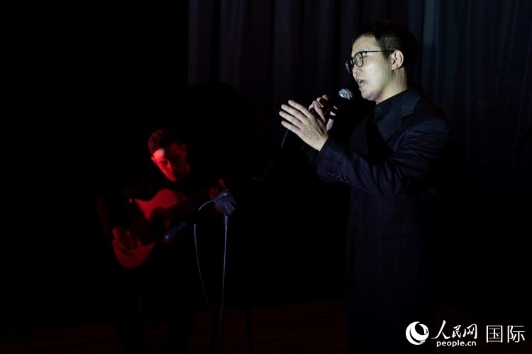 歌曲表演。馬丁·薩巴拉攝