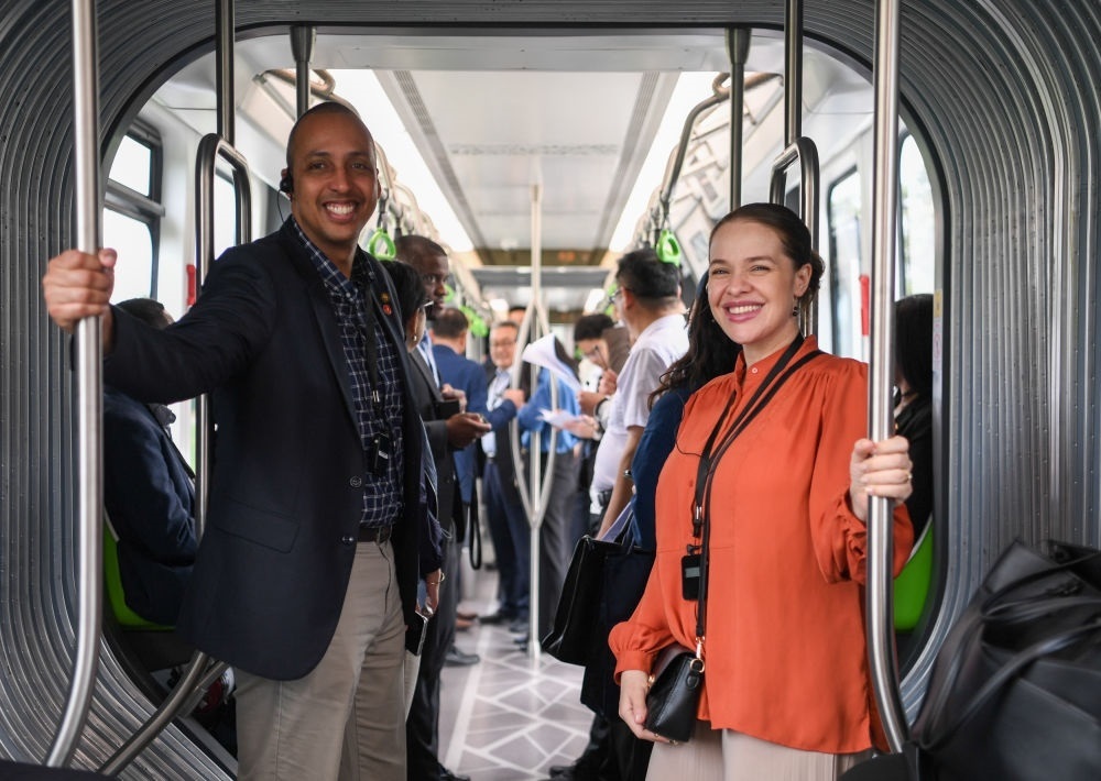 2024年4月22日，拉美和加勒比國家駐華使節(jié)、機構(gòu)代表和記者應(yīng)外交部邀請，在襄陽騰龍汽車有限公司參訪。新華社記者 杜子璇 攝