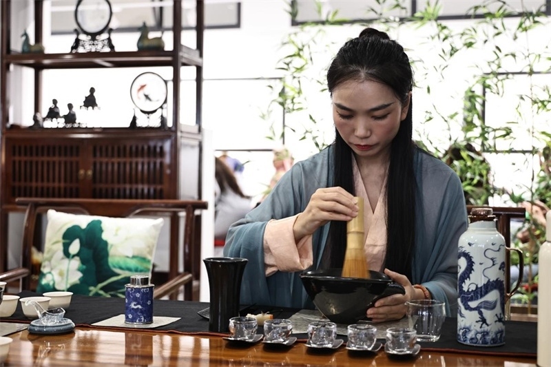 茶藝師現(xiàn)場展示宋式點茶。拉巴特中國文化中心供圖