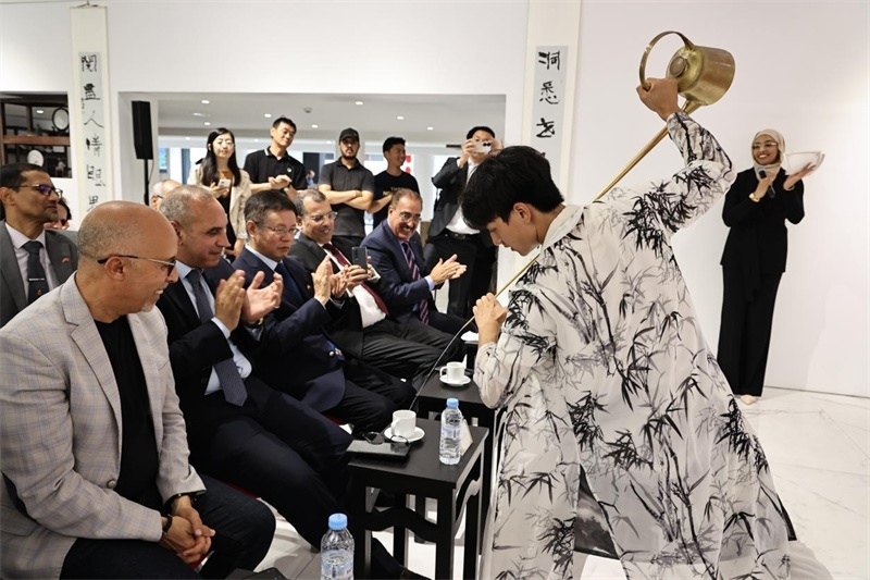 長嘴壺斟茶。拉巴特中國文化中心供圖