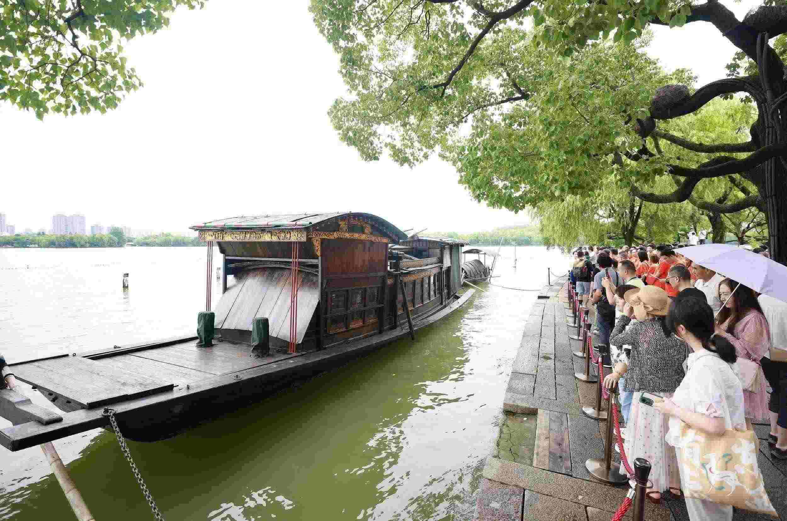 浙江嘉興，游客在南湖景區(qū)湖心島瞻仰紅船，感悟“紅船精神”。（圖片來源：視覺中國）