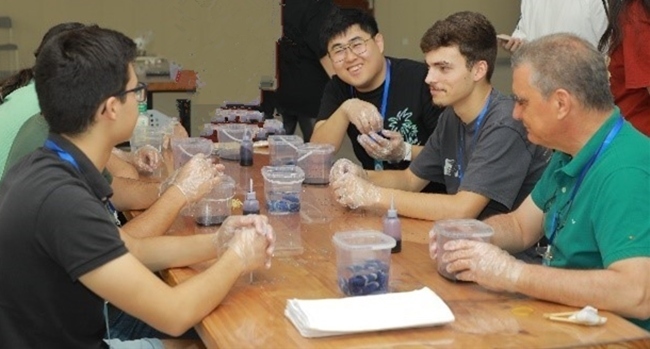 葡萄牙魯班工坊師生扎染體驗。天津機電職業(yè)技術(shù)學(xué)院供圖