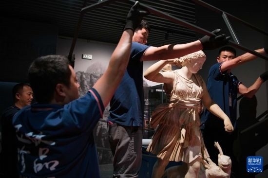 7月2日，工作人員將開箱后的古希臘文物放置在展臺(tái)上。新華社記者 張端 攝