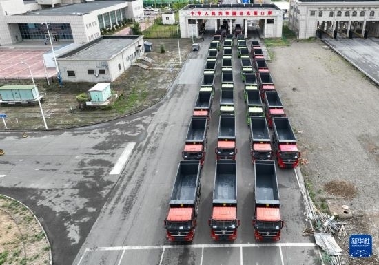 7月2日，車輛在巴克圖口岸辦理通關(guān)手續(xù)（無人機(jī)照片）。新華社發(fā)（馬丁 攝）