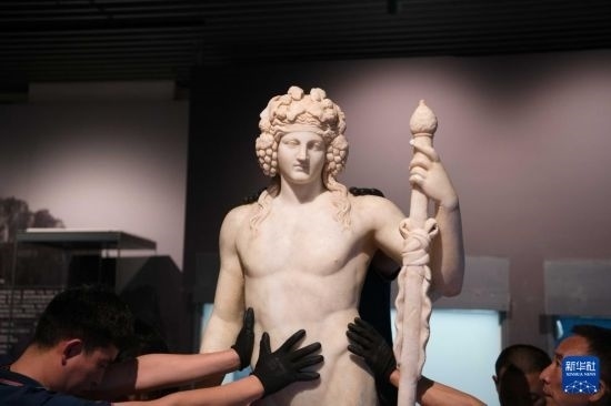 7月2日，工作人員將開箱后的古希臘文物放置在展臺(tái)上。新華社記者 張端 攝