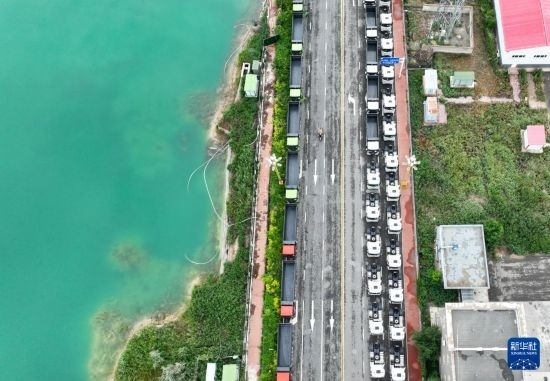 7月2日，車輛在巴克圖口岸有序出境（無人機(jī)照片）。新華社發(fā)（馬丁 攝）