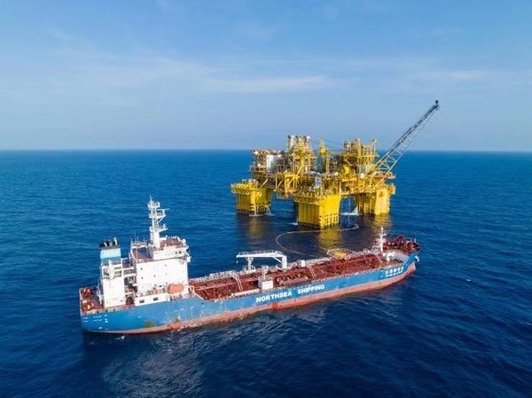 “深海一號”正在開展凝析油外輸作業(yè)。徐海舟攝