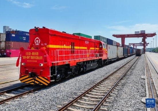 5月29日，在中哈連云港物流合作基地，首列連云港-阿拉木圖“滾裝+班列”跨境多式聯(lián)運(yùn)專(zhuān)列整裝待發(fā)（無(wú)人機(jī)照片）。新華社發(fā)（王健民 攝）