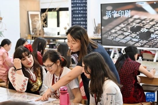 7月3日，外國學生在了解中國文化。新華社記者 李然 攝