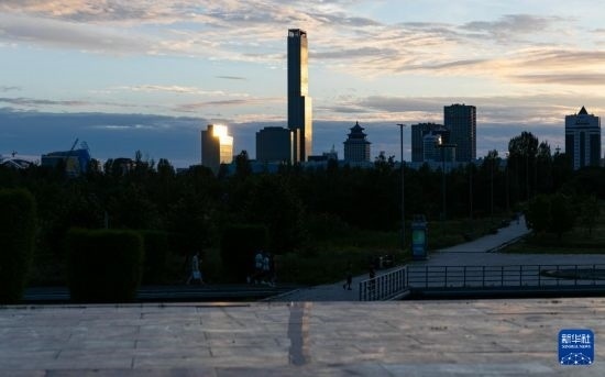 這是7月2日拍攝的哈薩克斯坦首都阿斯塔納市中心的建筑群。新華社記者 白雪騏 攝